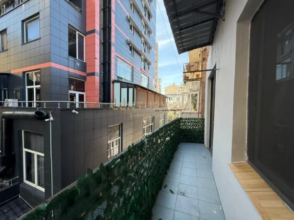 Tirane, jepet me qera apartament 1+1+Ballkon Kati 4, 50 m² 700 € (ish blloku)