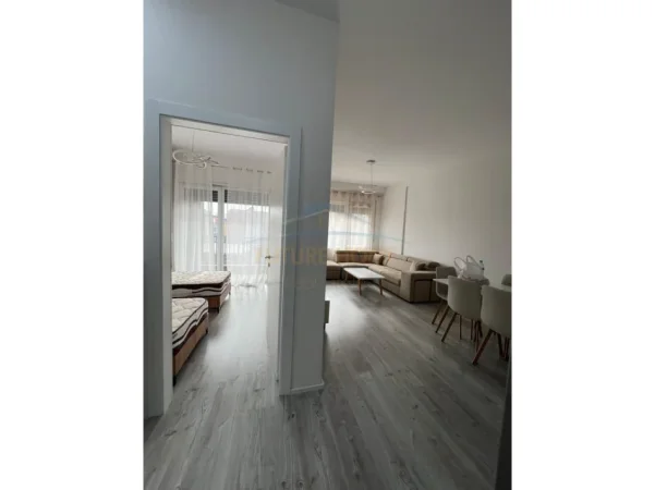 Tirane, jepet me qera apartament 2+1+Ballkon Kati 1, 86 m² 600 € (Kompleksi Henke)