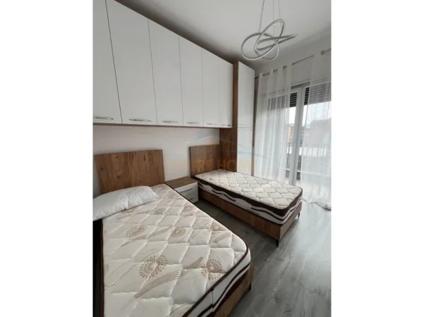 Tirane, jepet me qera apartament 2+1+Ballkon Kati 1, 86 m² 600 € (Kompleksi Henke)