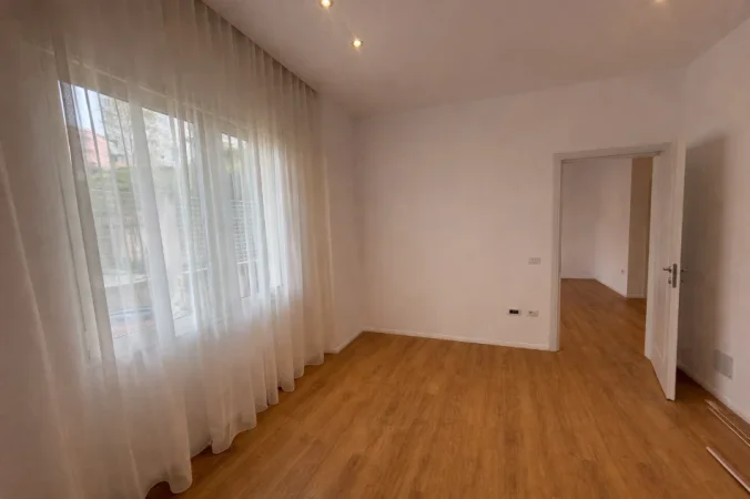 Tirane, jap me qera apartament 1+1 Kati 1, 65 m² 500 € (Namik Delvina)