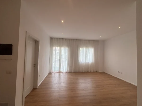 Tirane, jap me qera apartament 1+1 Kati 1, 65 m² 500 € (Namik Delvina)