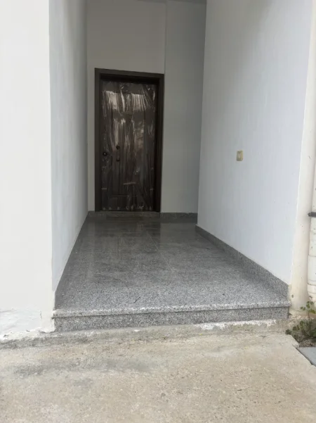 Tirane, jap me qera apartament 1+1 Kati 1, 65 m² 500 € (Namik Delvina)