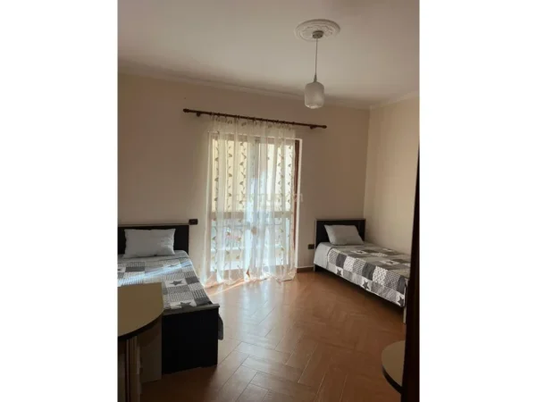 Tirane, jepet me qera apartament 2+1 Kati 4, 151 m² 700 € (gjimnazi petro nini laurasi)
