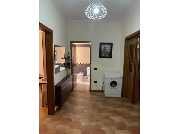 Tirane, jepet me qera apartament 2+1 Kati 4, 151 m² 700 € (gjimnazi petro nini laurasi)