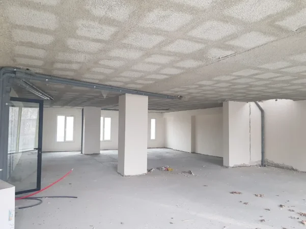Tirane, jepet me qera zyre , 200 m² 2.000 € (KINOSTUDIO)