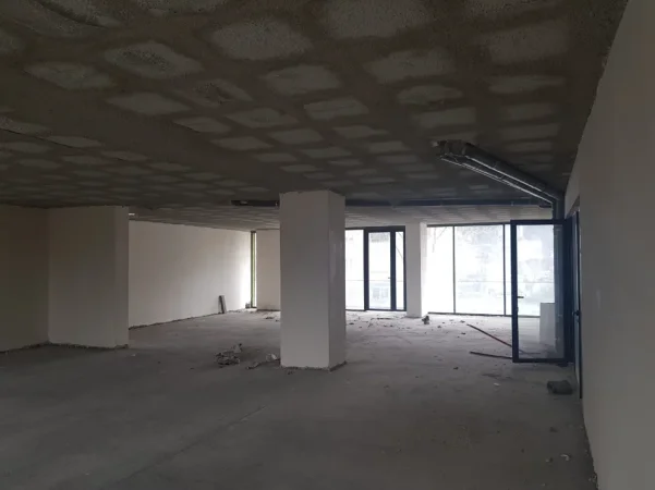 Tirane, jepet me qera zyre , 200 m² 2.000 € (KINOSTUDIO)