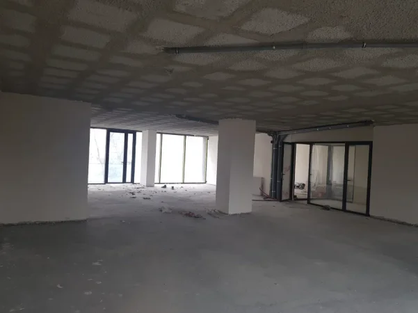 Tirane, jepet me qera zyre , 200 m² 2.000 € (KINOSTUDIO)