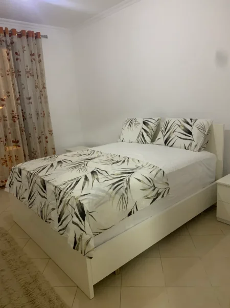 Tirane, jepet me qera nga Pronari, pa-komision apartament kati 8, 2+1+Ballkon, 700 €