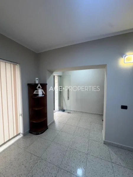 Durres, jepet me qera ambjent biznesi Kati 1, 25 m² 400 € (Gjykata,Durres)