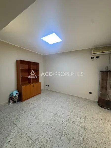 Durres, jepet me qera ambjent biznesi Kati 1, 25 m² 400 € (Gjykata,Durres)