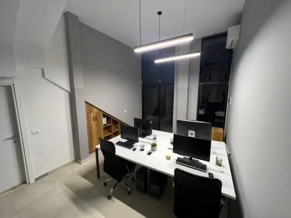 Tirane, jepet me qera zyre , 25 m² 300 € (rruga e kavajes , 21 Dhjetori)