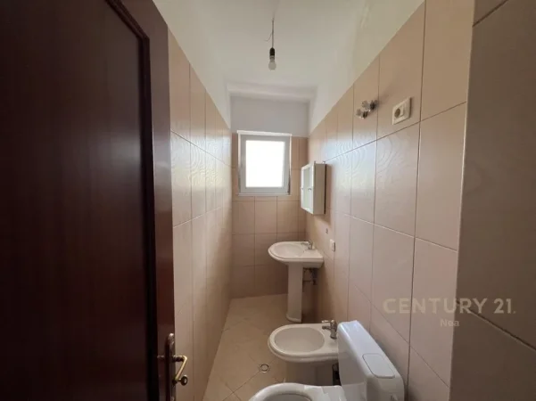 Tirane, jepet me qera apartament 2+1 Kati 6, 106 m² 550 € (mrapa globe)