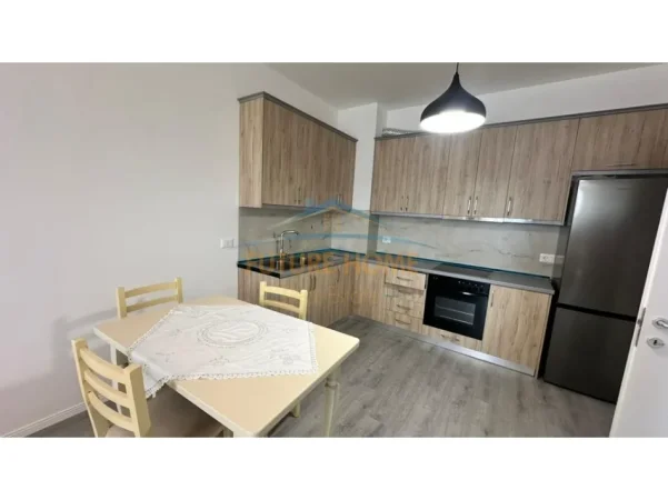 Tirane, jepet me qera apartament 2+1+Ballkon Kati 3, 94 m² 650 € (Ish Dogana)