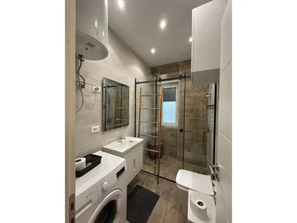 Tirane, jepet me qera apartament 1+1 Kati 4, 70 m² 650 € (komuna e parisit)