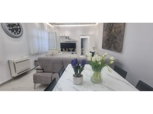 Tirane, shitet Vile 2 Katshe Kati 2, 374 m² 290.000 € (yrshek)