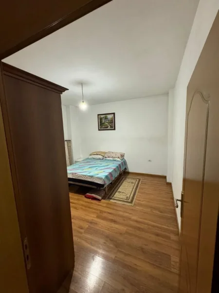 Tirane, jepet me qera shtepi 2+1+Ballkon Kati 3, 110 m² 450 € (Rr. Petrela prane bulevardit te Ri)