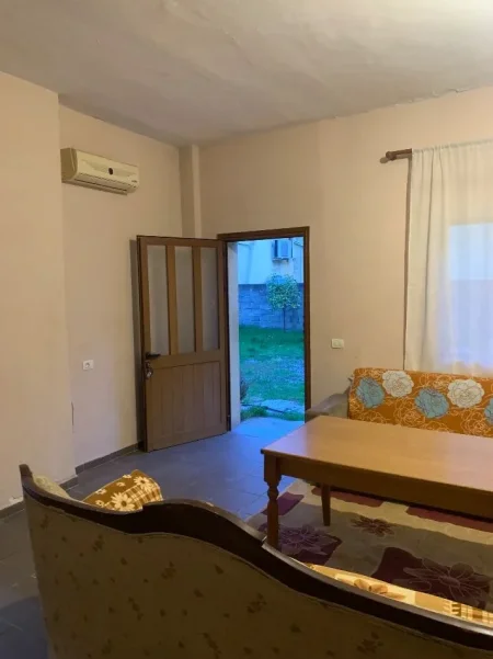 Tirane, jepet me qera apartament 2+1 Kati 1, 80 m² 320 € (YZBERISHT)