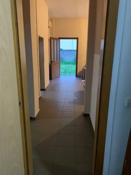 Tirane, jepet me qera apartament 2+1 Kati 1, 80 m² 320 € (YZBERISHT)
