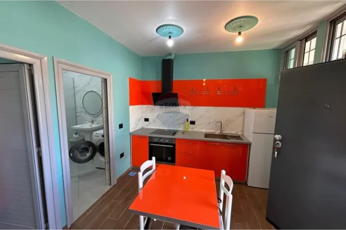 Vlore, jepet me qera apartament 1+1 Kati 1, 65 m² 250 € (Rruga Reshat Osmani)