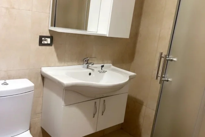 Tirane, jepet me qera apartament 1+1+Ballkon Kati 4, 68 m² 700 € (RRUGA E KAVAJES)