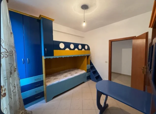 Tirane, jepet me qera apartament 2+1 Kati 3, 85 m² 450 € (YZBERISHT)