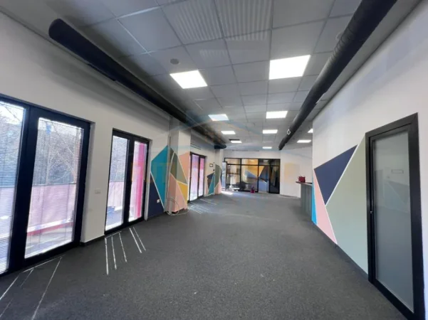 Tirane, jepet me qera ambjent biznesi Kati 1, 191 m² 2.200 € (Farmacia 10)