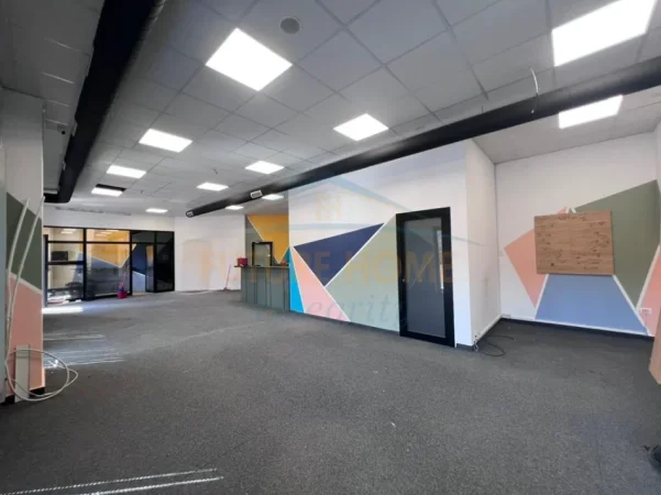 Tirane, jepet me qera ambjent biznesi Kati 1, 191 m² 2.200 € (Farmacia 10)