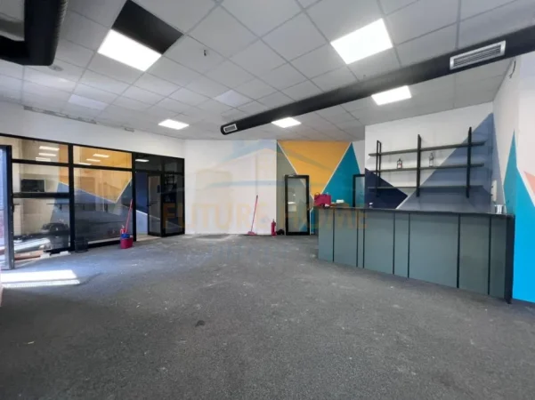 Tirane, jepet me qera ambjent biznesi Kati 1, 191 m² 2.200 € (Farmacia 10)