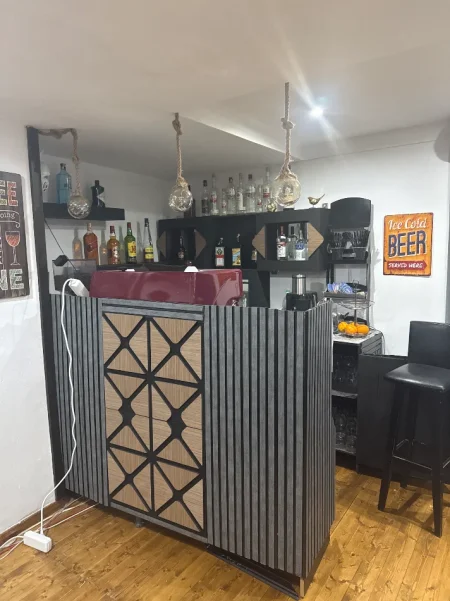 Shitet Komplet si biznes Resorant ne gjendje pune me te gjithe pajisjet e veglat e guzhines, karrige tavolina etj.