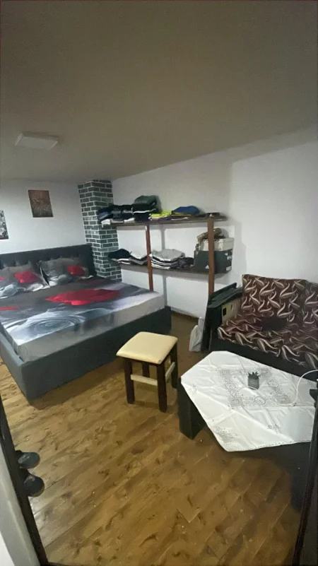 Shitet Komplet si biznes Resorant ne gjendje pune me te gjithe pajisjet e veglat e guzhines, karrige tavolina etj.