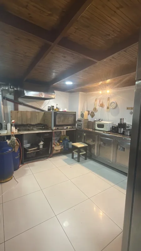 Shitet Komplet si biznes Resorant ne gjendje pune me te gjithe pajisjet e veglat e guzhines, karrige tavolina etj.