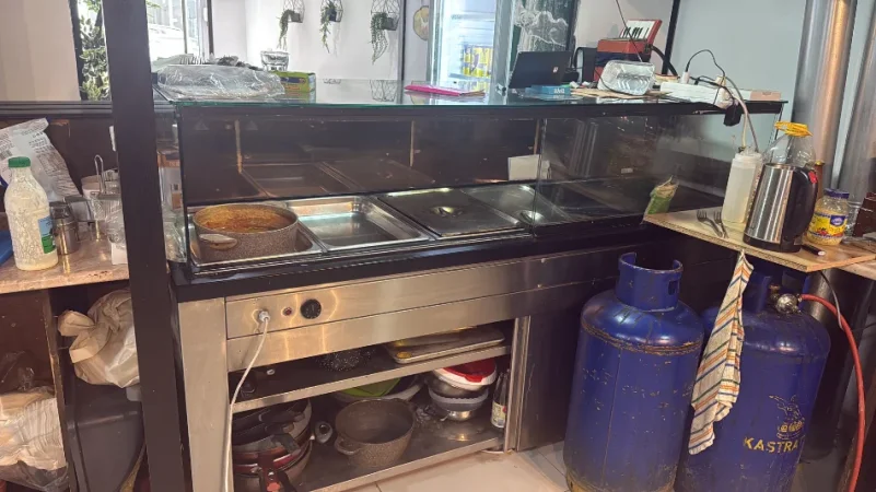 Shitet Komplet si biznes Resorant ne gjendje pune me te gjithe pajisjet e veglat e guzhines, karrige tavolina etj.