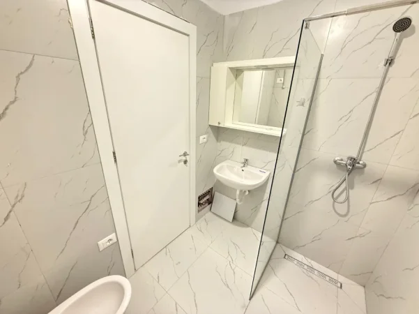 Tirane, jepet me qera apartament 1+1 Kati 2, 60 m² 620 € (Rruga Artan Lenja)