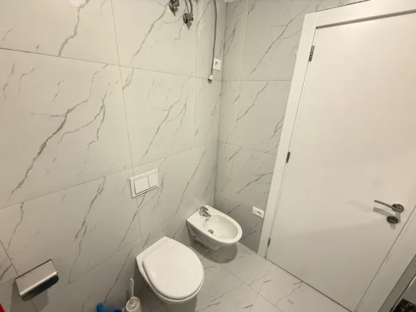 Tirane, jepet me qera apartament 1+1 Kati 2, 60 m² 620 € (Rruga Artan Lenja)