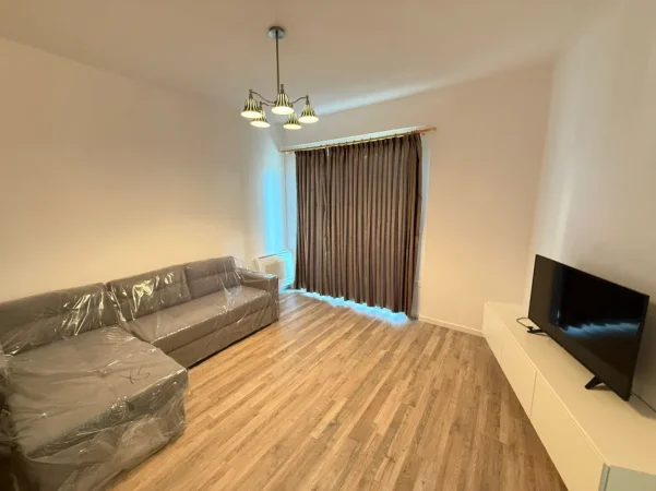 Tirane, jepet me qera apartament 1+1 Kati 2, 60 m² 620 € (Rruga Artan Lenja)