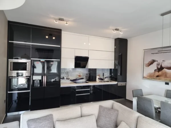 Tirane, jepet me qera Vile 3+1+Aneks+Ballkon Kati 2, 125 m² 800 € (Rruga Besa)