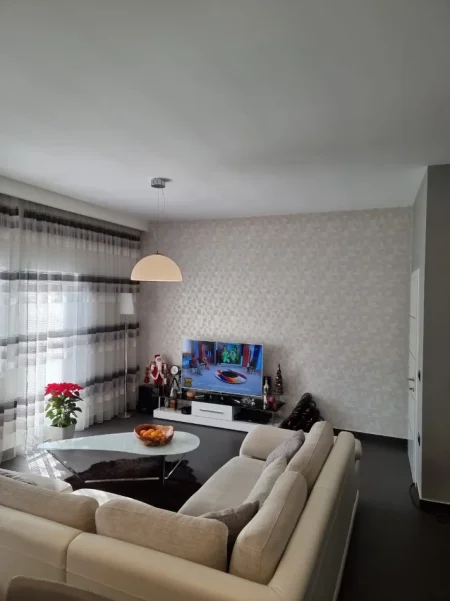 Tirane, jepet me qera Vile 3+1+Aneks+Ballkon Kati 2, 125 m² 800 € (Rruga Besa)