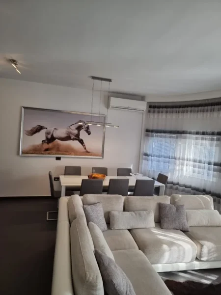 Tirane, jepet me qera Vile 3+1+Aneks+Ballkon Kati 2, 125 m² 800 € (Rruga Besa)