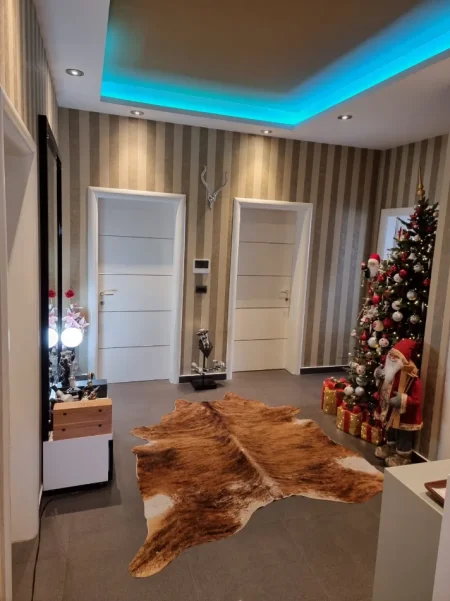 Tirane, jepet me qera Vile 3+1+Aneks+Ballkon Kati 2, 125 m² 800 € (Rruga Besa)