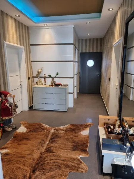 Tirane, jepet me qera Vile 3+1+Aneks+Ballkon Kati 2, 125 m² 800 € (Rruga Besa)