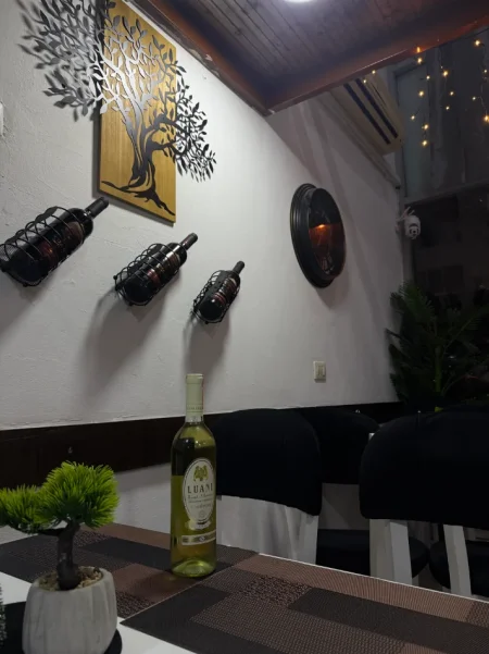 Shitet Komplet si biznes Resorant ne gjendje pune me te gjithe pajisjet e veglat e guzhines, karrige tavolina etj.