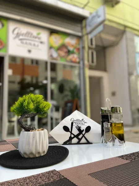 Shitet Komplet si biznes Resorant ne gjendje pune me te gjithe pajisjet e veglat e guzhines, karrige tavolina etj.