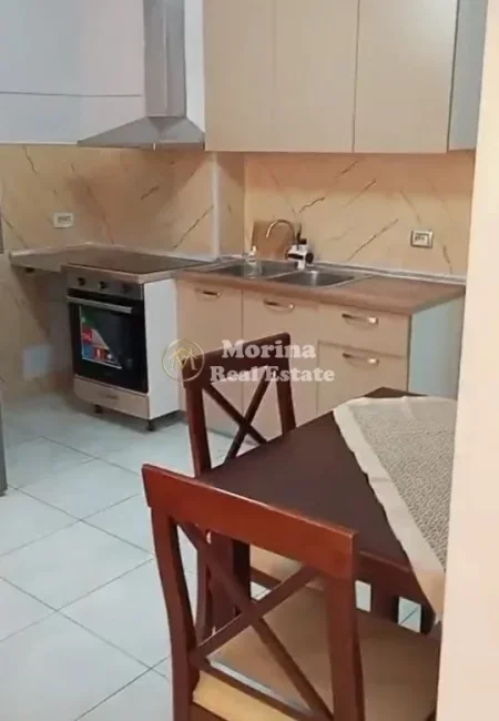 Tirane, jepet me qera apartament 3+1 Kati 1, 90 m² 500 € (Fresku)