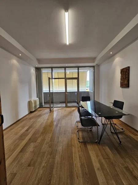 Tirane, jepet me qera zyre Kati 4, 131 m² 2.000 € (ibrahim rugova)