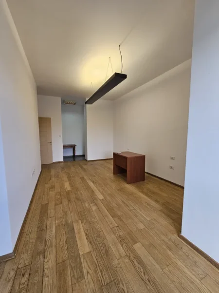 Tirane, jepet me qera zyre Kati 4, 131 m² 2.000 € (ibrahim rugova)