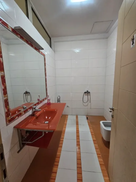 Tirane, jepet me qera zyre Kati 4, 131 m² 2.000 € (ibrahim rugova)