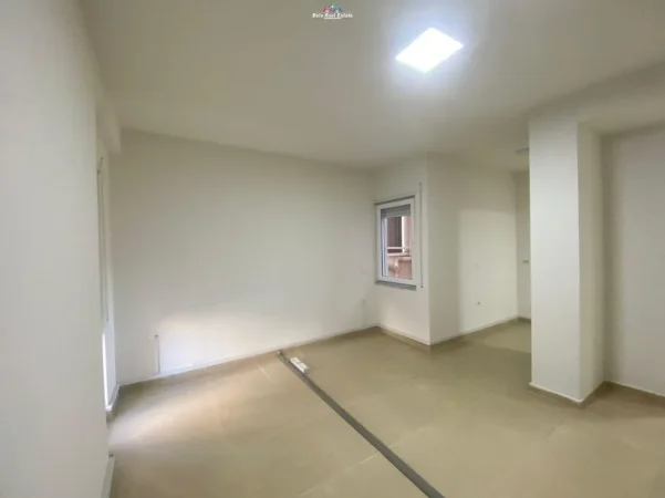 Tirane, jepet me qera zyre Kati 2, 93 m² 1.100 € (rruga e kosovareve)