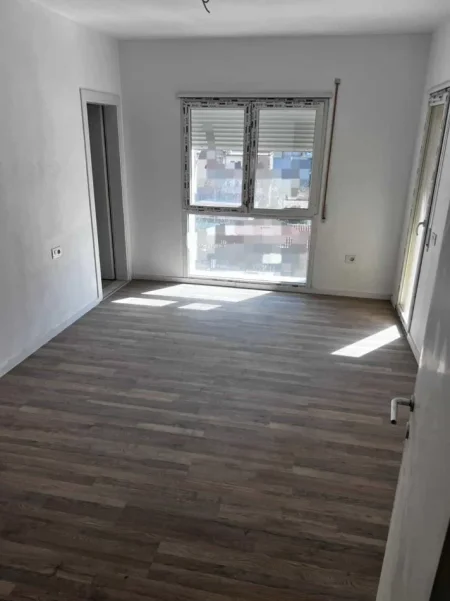 Tirane, jepet me qera zyre Kati 2, 100 m² 100 € (Rruga Dritan Hoxha)