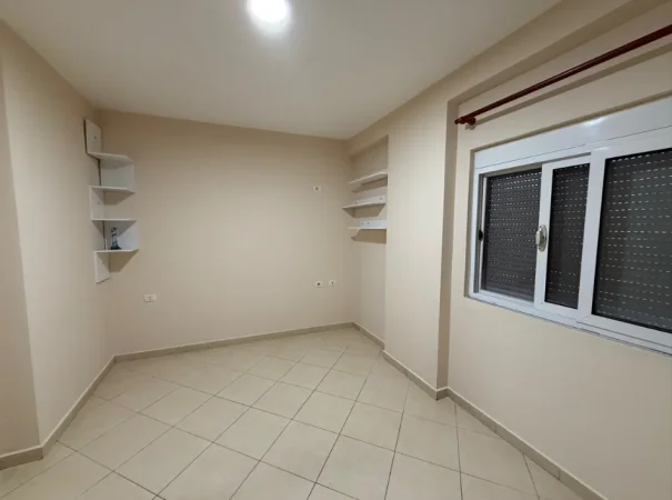 Tirane, jap me qera apartament 2+1+Ballkon Kati 4, 78 m² (Rruga 4 Deshmoret)