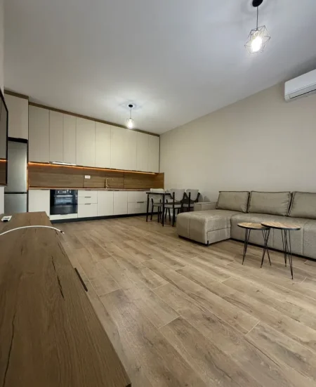 Tirane, jepet me qera apartament 1+1+Ballkon Kati 4, 64 m² 440 € (univers city)